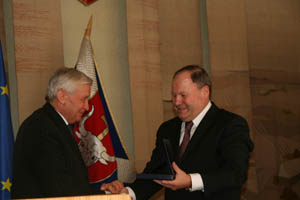 kovo_11_rajonas_kz (c) kaunozinios.lt archyvo nuotr. Dabartinis meras V.Malūnas plaketę įteikia pirmosios kadencijos tarybos pirmininkui P.Mikelioniui