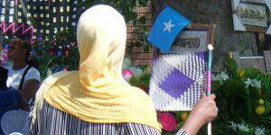 550811_woman_waving_flag (c) stock.xchng archyvo nuotr.