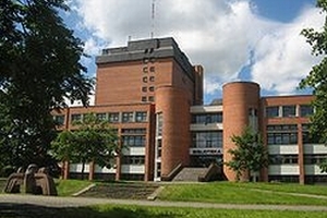 Kauno_apskrities_viesoji_biblioteka_wiki (c) Wikimedia commons archyvo nuotr.Buvusioje parodos aikštėje dabar stovi Kauno apskrities viešoji biblioteka