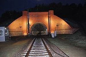 gelezinkelio_tunelis_wiki (c) Wikimedia commons archyvo nuotr.Kauno geležinkelio tunelis, vokiečių susprogdintas 1944 m. liepos pabaigoje.