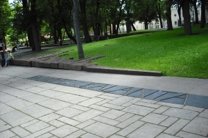 (c) KaunoZinios.lt archyvo nuotr.R. Antinio skulptūrinė kompozicija „Aukos laukas“ Muzikinio teatro sodelyje.