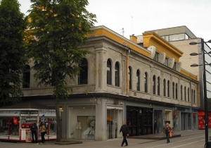 10_strp_ Pastatas Laisvės al. 57, kuriame tarpukariu veikė brolių Vailokaičių valdytas Ūkio bankas (dabar Kauno Vinco Kudirkos viešoji biblioteka). (c) kaunozinios.lt archyvo nuotr.