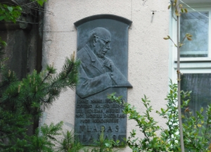 (c) kaunozinios.lt archyvo nuotr.Memorialinė lenta ant namo Aukštaičių g. 37, kuriame 1926–1966 m. gyveno V. Lašas.