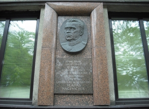 Memorialinė lenta ant namo Donelaičio g. 75, kuriame 1935–1940 m. gyveno V. Nagevičius (c) kaunozinios.lt archyvo nuotr.