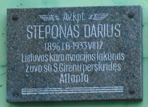 memorialinė lenta (c) kaunozinios.lt archyvo nuotr.Atminimo lenta S. Dariui Lietuvos karo aviacijos memoriale Veiverių g. 132