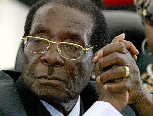 robert_mugabe-500x379 Robertas Mugabė irgi niekaip su niekuo nesusijęs, ir visa jo nuotrauka čia nesusijusi. Su jokiais liberalais nesusijusi, su atkatais nesusijusi ir išvis su niekuo nesusijusi. Jis tiktai Zimbabvės ekonomiką kelia, vadovauja šaliai ir ją modernizuoja, remdamasis liberaliais principais ir taip toliau. Čia tik šiaip, dėl gražaus vaizdo aš šitą nuotrauką įdedu, nes Robertas Mugabė yra visokių Afrikos pridūrkų garbinamas panašiai, kaip mūsiškių pridūrkų garbinamas yra Aleksandras Lukašenka, kuris aišku niekaip nesisieja irgi su niekuo ir jokių valstybinių lėšų savo propagandoms bei rinkimams niekaip nenaudoja, opozicijos nepersekioja ir niekaip nesisieja su niekuo. Todėl čia aš jus užtikrinu, kad jokių analogijų ar panašumų čia nėra nei pėdsako.