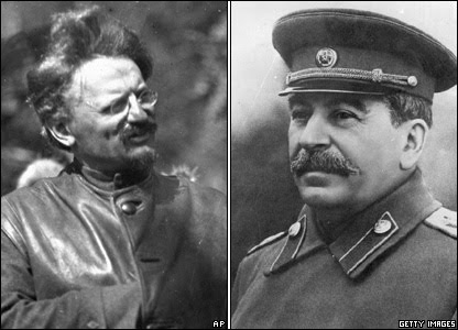 trotsky_stalin Nors Leonas Trotskis buvo laikomas didžiausiu ideologiniu Josifo Stalino priešu (už ką pastarasis Trotskį rado net ir Meksikoje), skirtumas tarp jų nėra didelis. Stalinas tik supaprastino Trockio idėjas: kam dar daryti kažkokias revoliucijas, jei tiesiog įsitvirtinus kokiai nors revoliucinei valdžiai, reguliariai galima surengti valymą, taip paruošiant vietą naujiems revoliuciniams kadrams? Štai ir visa revoliucinė praktika.