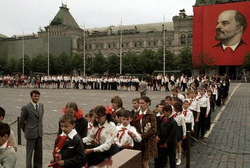 eile_i_mauzolieju Sovietmečiu tai buvo ilgiausia eilė visoje SSRS. Aišku, kai tą Mauzoliejų atidarydavo. Nes visi norėdavo bent pažiūrėti į tą išgamą, kuris viską pradėjo. Būtent šitoje eilėje stovėjo minėtas čiukčia, kuriam užteko proto suprasti, kad kur eilė pati didžiausia - ten ir yra einamiausios prekės. Beje, tuometiniai kalbainiai aiškindavo, kad žodis "mauzoliejus" turi būti rašomas iš didžiosios. Beje, atkreipkit dėmesį į vyruką pilku kostiumu.